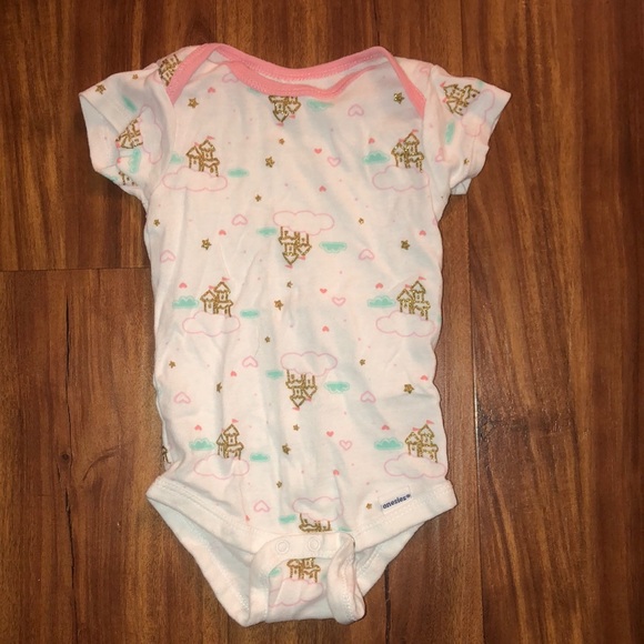 Cute castle/hearts onesie - Picture 1 of 4